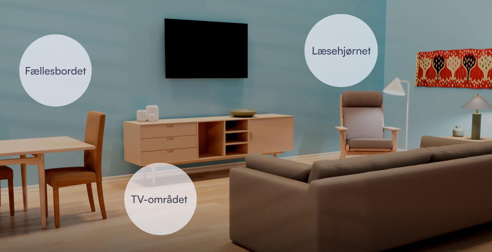 Lys fællesstue med sofa, spisebord og god belysning