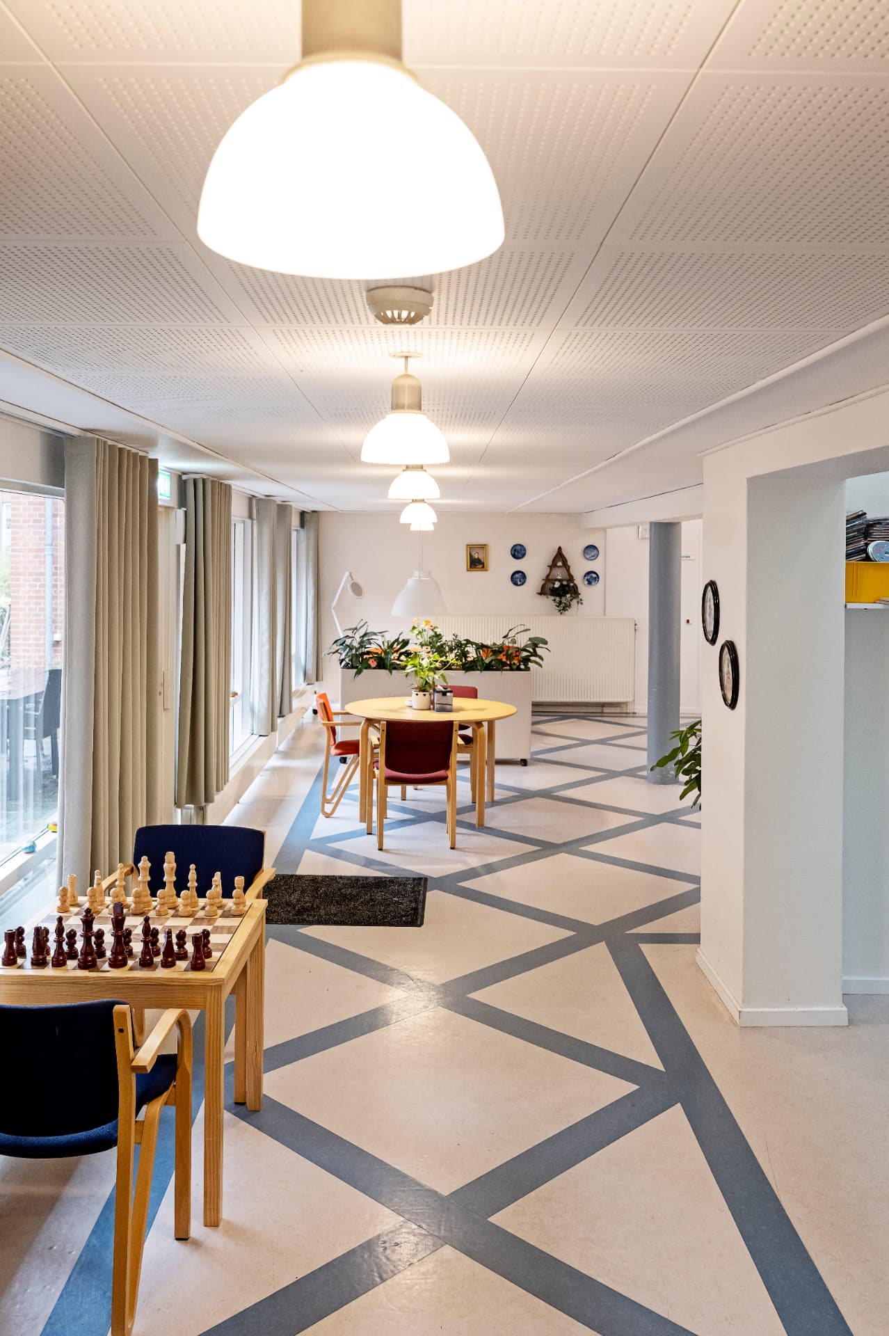 Ensfarvede gardiner i spisestuen efter ændringen