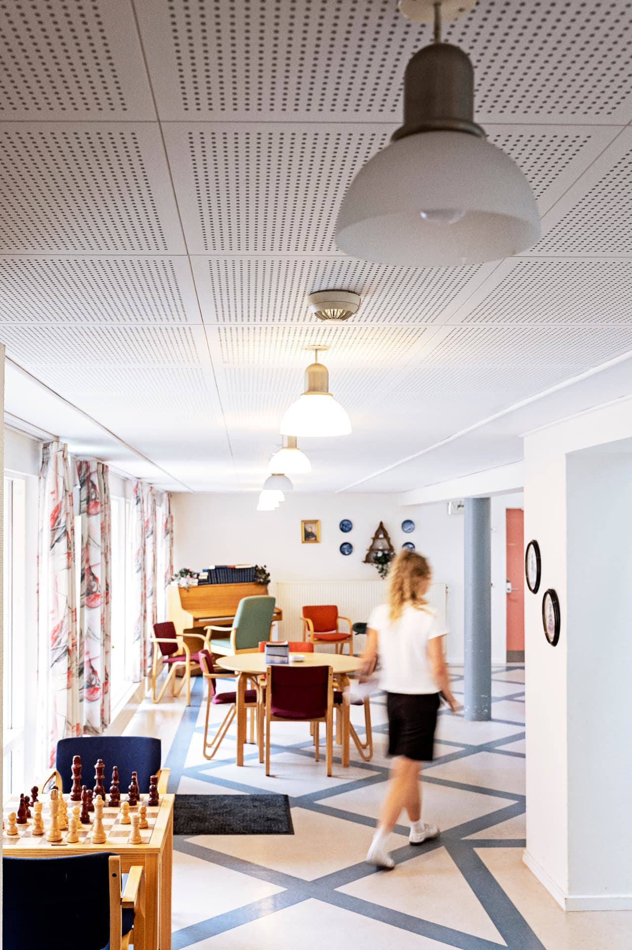 Mønstrede gardiner i spisestuen før ændringen